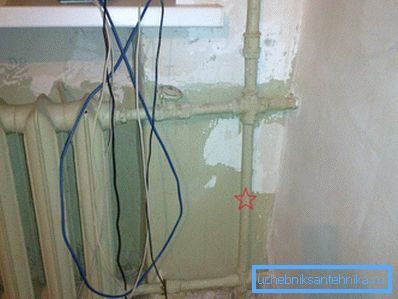 Casa construcției staliniste. Suporturile de încălzire galvanizate sunt asamblate pe filete și, în ciuda vârstei lor considerabile, sunt în stare excelentă.