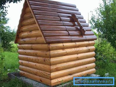 Casa și binele dinăuntru. Combinația de metal (acoperiș de carton ondulat) și lemn (pereți de busteni rotunzi)