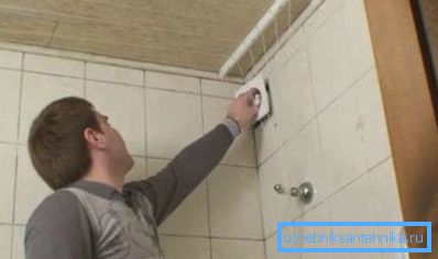 Ventilația suplimentară vă va ajuta nu numai să scăpați de umiditatea instalației sanitare, ci și să accelerați procesul de intemperii în baie