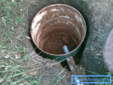 Drenaj pentru a scurge apa în duș la un loc de țară Drenaj pentru a scurge apa în duș la un loc de țară