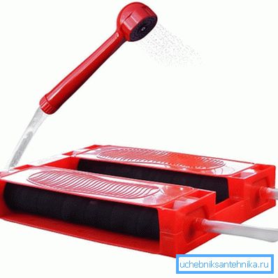 Suprafața de duș funcționează foarte simplu: stați pe platformă și apăsați plăcuțele și în acest moment apa curge din recipientul de udare