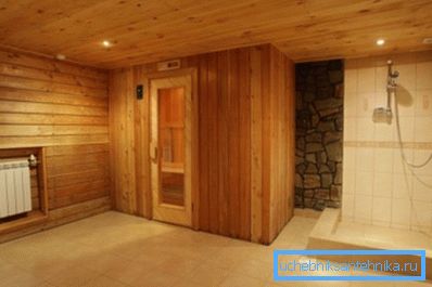 Dușul în baie de la cabana este necesar pentru o spălare confortabilă. Dușul în baie de la cabana este necesar pentru o spălare confortabilă.