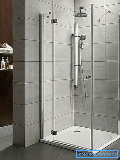 Cabină de duș cu tavă joasă 100 cm și o ușă articulată