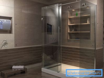 Duș cu o bază redusă de 120x90 în interiorul unei băi moderne.