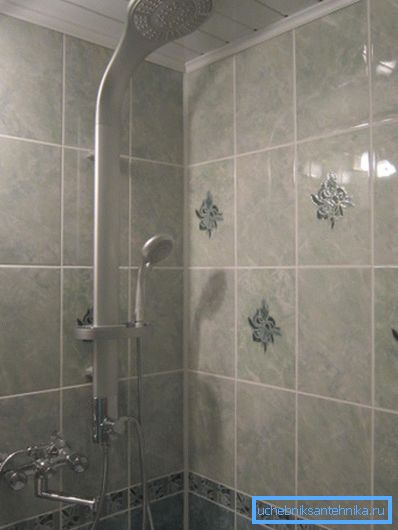 Sistem de duș cu duș cu efect de ploaie și mixer în apartament Sistem de duș cu duș cu efect de ploaie și mixer în apartament