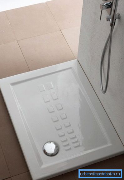 Tava de duș 120 la 70 în interiorul băii. Tava de duș 120 la 70 în interiorul băii.