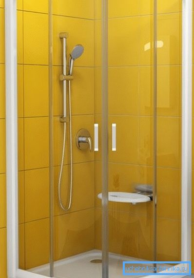 Cabină de duș 100x100 cm echipată cu un scaun