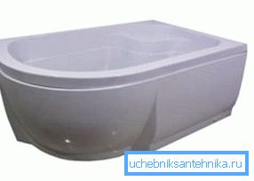 Cabinele de duș 1200x800 cu o bază înaltă pot fi confundate cu o baie mică