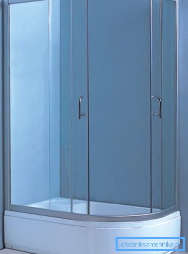 Cabinele de duș 120x80 fără acoperiș, cu o bază înaltă, pot fi folosite ca o baie pentru bebeluși