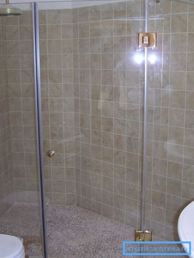 Ușile triplex au o marjă de siguranță bună și nu au nevoie de un cadru