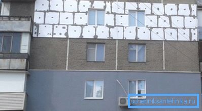 O modalitate eficientă de a economisi energie este de a izola pereții exteriori ai unei clădiri cu panouri de spumă.