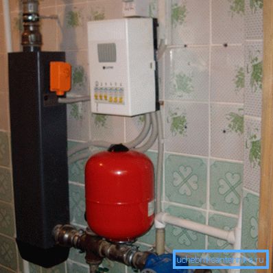 Cazanele electrice sunt aproape întotdeauna echipamente montate pe perete și în același timp au cele mai mici dimensiuni.
