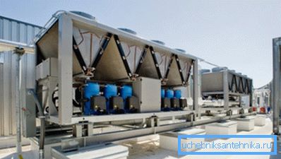 Elementele sistemului HVAC sunt amplasate pe acoperișul clădirii.