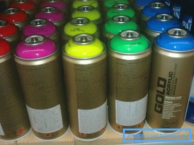 O altă opțiune eficientă este folosirea cutiilor de spray cu graffiti.