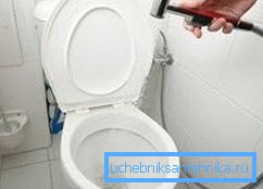 O altă soluție interesantă este instalarea unui mini duș ca bideu, el poate fi atașat la mixerul de lavoare și nu vor fi necesare comunicări suplimentare pentru ochiuri