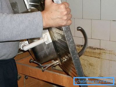 Dacă este posibil, înainte de a schimba robinetul în bucătărie, este mai bine să scoateți chiuveta