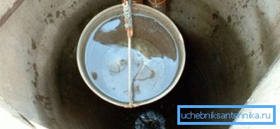 Dacă calitatea apei este slabă, este necesară curățarea puțului și înlocuirea stratului de filtru în partea inferioară