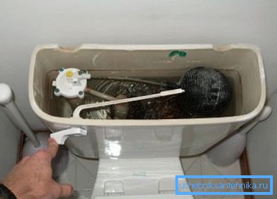 Dacă apa curge din vasul de toaletă, este posibil să fie necesar să curățați supapa.