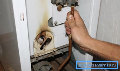Dacă flacăra a dispărut, poate fi necesar să curățați conducta de gaz.