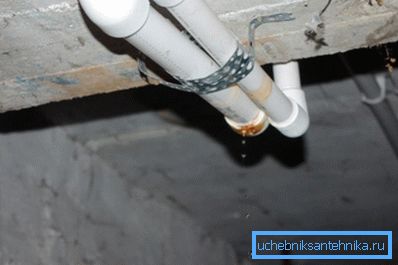 Dacă țevile curg în afara apartamentului, ele trebuie reparate de către utilitățile publice, fără costuri suplimentare. Dacă țevile curg în afara apartamentului, ele trebuie reparate de către utilitățile publice, fără costuri suplimentare.
