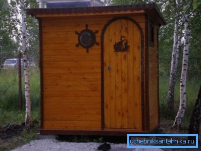 Dacă nu știți cum să alegeți un duș pentru a da - un duș de vară cu un dressing din lemn cu elemente sculptate va fi o soluție excelentă.