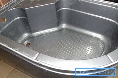 Există, de asemenea, produse metalice acoperite cu agenți de protecție care împiedică efectele nocive ale apei.