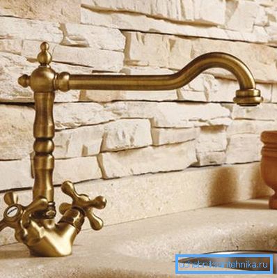 Fitingul estetic din bronz retro se potrivește perfect cu o chiuvetă din piatră artificială.