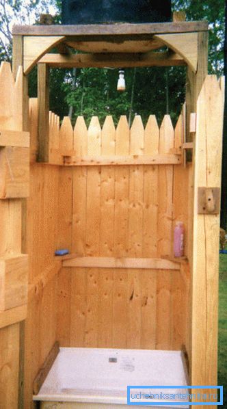 Această structură simplă vă va permite să luați tratamente de apă la cabana.
