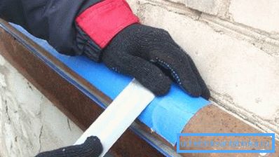 Fixați cablul de încălzire pe o țeavă de metal Fixați cablul de încălzire pe o țeavă de metal