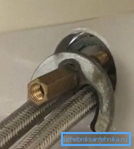 Fixați produsul cu brațele și piulițele de montare. Fixați produsul cu brațele și piulițele de montare.