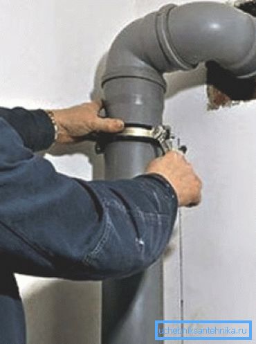 Astfel de autostrăzi sunt fixate pe perete cu ajutorul unor dispozitive speciale de prindere sub forma unei cleme Astfel de autostrăzi sunt fixate pe perete cu ajutorul unor dispozitive speciale de prindere sub forma unei cleme