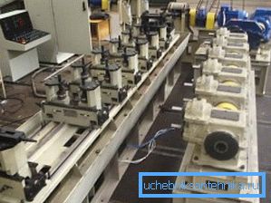 Mașină de formare pentru fabricarea țevilor de profil în timpul formării la rece