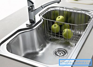 Formele și dimensiunile chiuvetelor metalice pentru bucătărie pot fi foarte diferite.