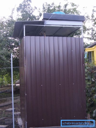 Imagine de constructie cu folii din carton ondulat Imagine de constructie cu folii din carton ondulat