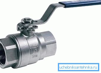 Fotografie a macaralei montate pe radiatorul de încălzire Fotografie a macaralei montate pe radiatorul de încălzire