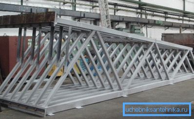 Fotografii de structuri metalice din țeavă de profil Fotografii de structuri metalice din țeavă de profil