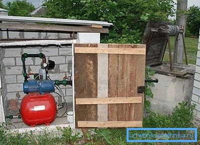Fotografia stației de pompare situată în camera din spate, care a fost construită special pentru acest scop în apropierea puțului.