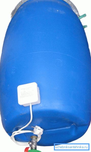 Fotografia unui butoi de plastic cu încălzire Fotografia unui butoi de plastic cu încălzire