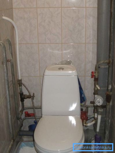 Cablare foto în toaletă.