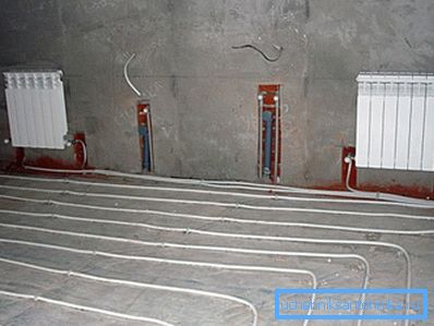 Fotografia unui sistem de încălzire prin pardoseală din țevi metalice