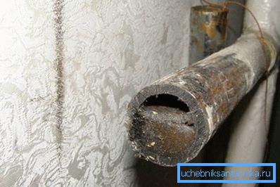 Fotografia vechiului tub de încălzire din secțiune Fotografia vechiului tub de încălzire din secțiune