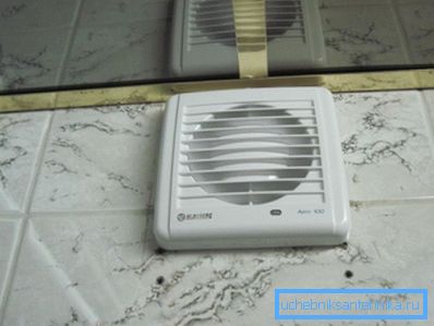 Fotografia ventilatorului instalat în baie Fotografia ventilatorului instalat în baie