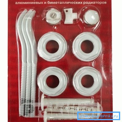 Fotografie a setului din fabrică pentru montarea unui radiator din aluminiu. Fotografie a setului din fabrică pentru montarea unui radiator din aluminiu.