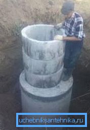 Fotografie a instalării unei sonde de produse din beton, care arată volumul acestor elemente, din care puteți obține o idee despre greutate