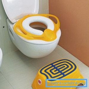 Fotografia arată modul în care este atașat tamponul pentru copii pe toaletă. Fotografia arată modul în care este atașat tamponul pentru copii pe toaletă.