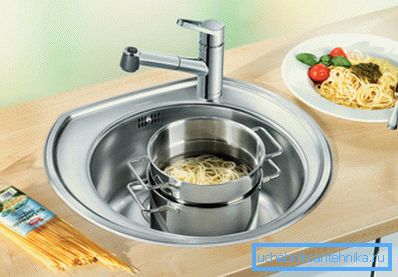 Chiuvetă funcțională și practică din oțel inoxidabil. Chiuvetă funcțională și practică din oțel inoxidabil.