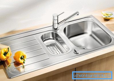 Spălarea funcțională a suprafețelor cu două boluri și o suprafață pentru curgerea apei.