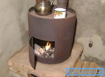 Aragaz garaj pe lemn din teava cu mâinile lor Aragaz garaj pe lemn din teava cu mâinile lor