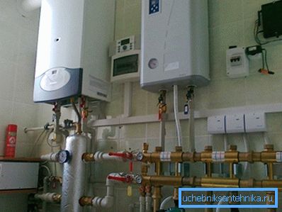 Cazanul pe gaz Ariston poate face parte dintr-o rețea combinată de încălzire cu un boiler electric de rezervă Cazanul pe gaz Ariston poate face parte dintr-o rețea combinată de încălzire cu un boiler electric de rezervă