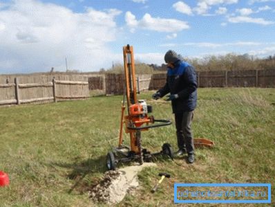 Anchete geologice privind nivelul acviferelor într-o zonă privată prin forare.